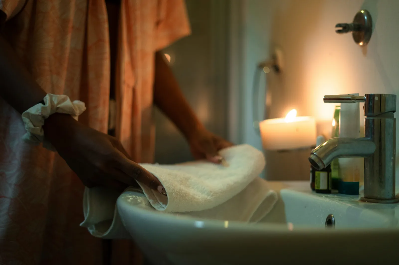 Serviette pliée près d'un lavabo avec bougie
